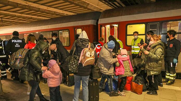 Ankunft am Gleis 26: Der erste Sonderzug mit Flüchtlingen aus der Ukraine erreicht München am 12. März um 18.08 Uhr.