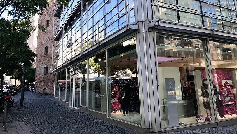Das Modeunternehmen Peter Hahn hat Insolvenz angemeldet – die Münchner Filiale am Rindermarkt bleibt trotzdem geöffnet und richtet sich aufs Weihnachtsgeschäft ein.