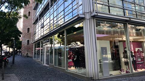 Das Modeunternehmen Peter Hahn hat Insolvenz angemeldet – die Münchner Filiale am Rindermarkt bleibt trotzdem geöffnet und richtet sich aufs Weihnachtsgeschäft ein.