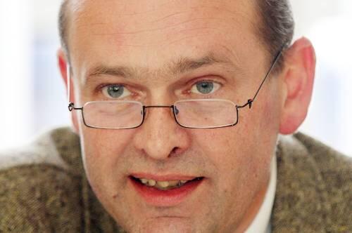 Sozialamts-Leiter Dieter Maly stellt das bundesweit einmalige Programm vor.