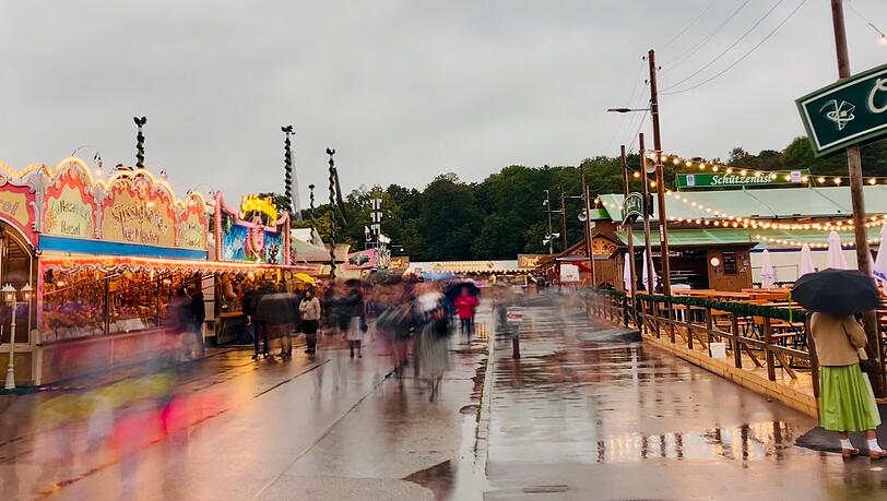 Grauer Himmel und Regen: Wie läuft es bei diesem Wetter auf der Oidn Wiesn?