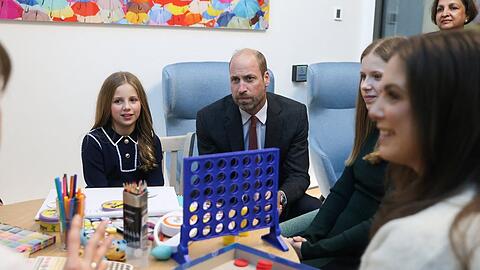 Prinz William neben den Töchtern des verstorbenen Rob Burrow in Leeds. Prinz William neben den Töchtern des verstorbenen Rob Burrow in Leeds.