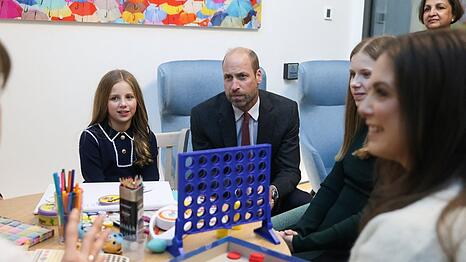 Prinz William neben den Töchtern des verstorbenen Rob Burrow in Leeds.