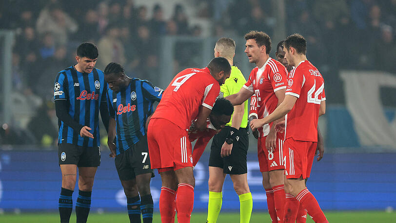 Alphonso Davies wurde nach seiner erneuten Verletzung von den Teamkollegen getr&ouml;stet.