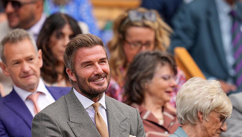 Fußball-Legende David Beckham schaute sich Titelverteidiger Jannik Sinner auf dem Centre Court an. Fußball-Legende David Beckham schaute sich Titelverteidiger Jannik Sinner auf dem Centre Court an.