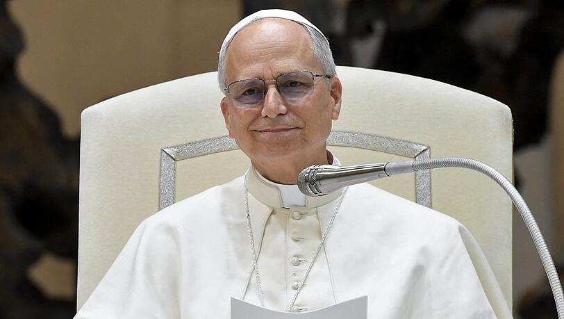 Papst Leo XIV. erholt sich derzeit von seiner Lungenoperation. Papst Leo XIV. erholt sich derzeit von seiner Lungenoperation.