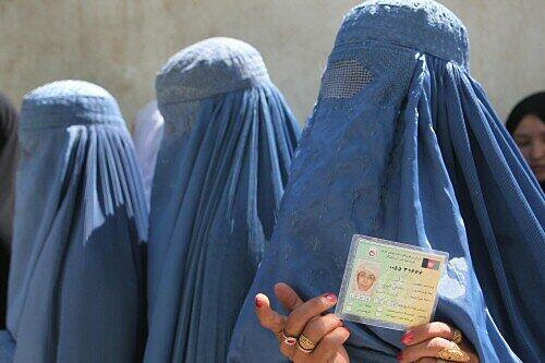 Frauen in Afghanistan mit der Burka bekleidet