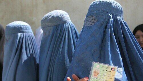 Frauen in Afghanistan mit der Burka bekleidet Frauen in Afghanistan mit der Burka bekleidet