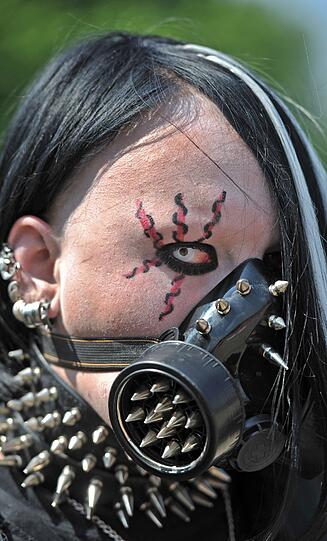 Überall Gasmasken. Offensichtlich sind viele Anhänger der Gothic-Szene von Grund auf verängstigt.