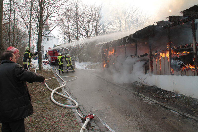 Bei einem Brand in einem Hotel im Kurort Bad Griesbach (Landkreis Passau) sind am Freitagmorgen 80 Menschen mit dem Schrecken davongekommen - die Bilder.