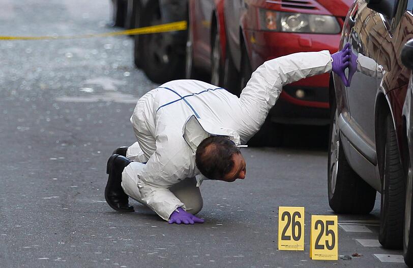 Spurensicherung nach einer Bombenexplosion vor der indonesischen Botschaft in Paris. Foto: Ian Langsdon