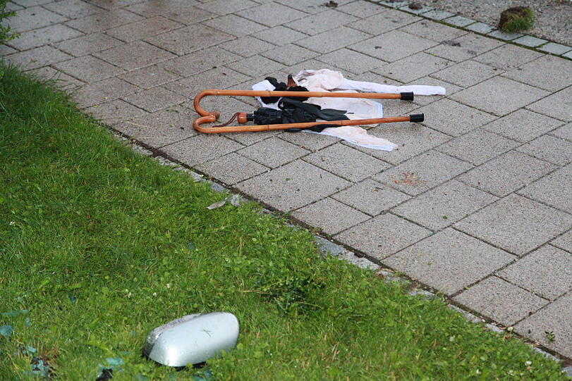 In einem im Tegernsee versunkenen Auto ist am Mittwochabend ein Rentner umgekommen, eine Frau wurde schwer verletzt. Nach Angaben der Polizei hatte die 91 Jahre alte Fahrerin in Rottach-Egern (Landkreis Miesbach) bei ihrem Automatikwagen die Pedale verwechselt und war dadurch im See gelandet, das Fahrzeug ging zwei bis drei Meter unter. Die Einsatzkräfte konnten die drei Insassen bergen, für einen 87 Jahre alten Mann kam allerdings jede Hilfe zu spät. Die Bilder von der Unfallstelle.