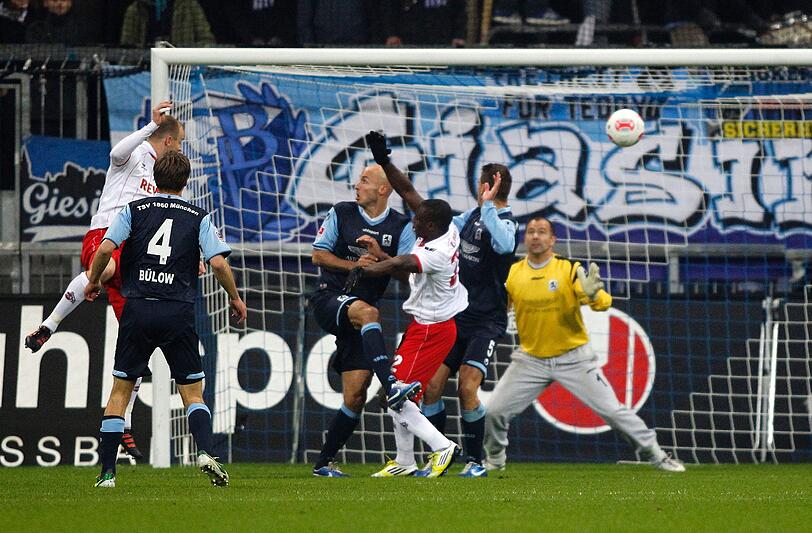 GABOR KIRALY, NOTE 4:
Vor zwei Tagen noch ungarischer Rekordnationaltorhüter geworden, 48 Stunden später mittendrin im nebligen Ligaalbtraum. Und es war wirklich ein Albtraum!