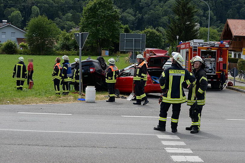 Schwerer Unfall am Bahnübergang St. Georgen: Zwei Autos sind so heftig aneinander gekracht, dass sich ein Pkw überschlug und auf dem Dach liegen blieb. Die Bilder...