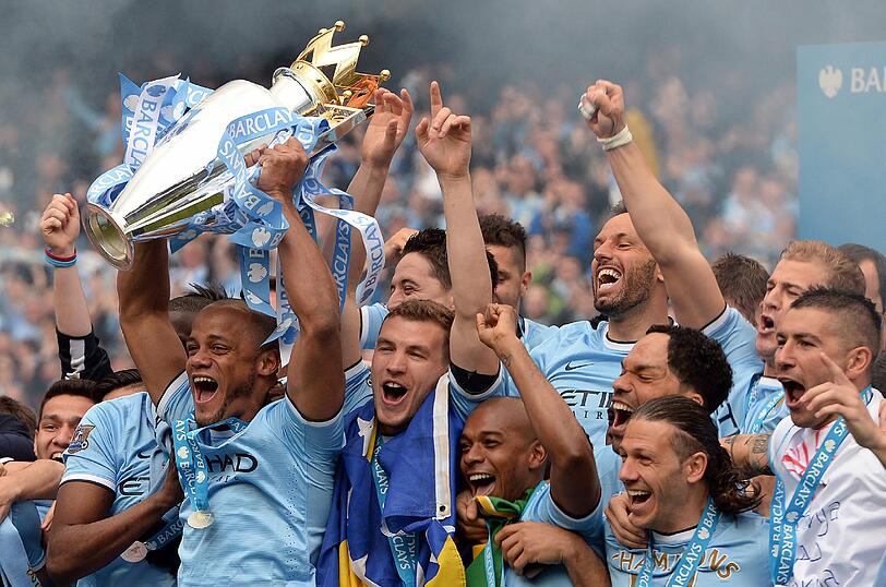 Manchester City - Meister 2014. Kapitän Vincent Kompany mit dem Meisterpokal.