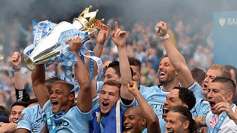 Manchester City - Meister 2014. Kapitän Vincent Kompany mit dem Meisterpokal.