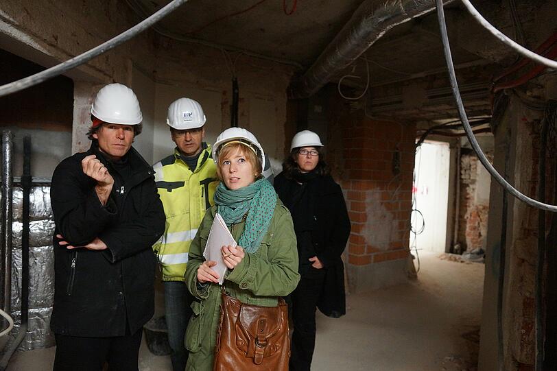 AZ-Autorin Sophie Anfang (zweite von links) hat sich die Baustelle angeschaut. Zusammen mit (von links): Ulrich Stroh vom Staatlichen Bauamt, Bauleiter Hagen Dorendorf und Ulrike Jochum vom Gärtnerplatztheater.