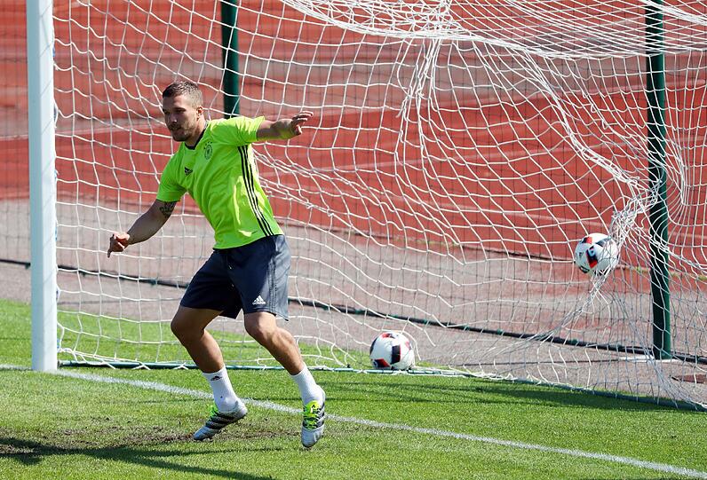 Lukas Podolski übt sich als Torwart.