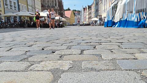 Macht Rollstuhlfahrern arge Probleme: Das Kopfsteinpflaster in der Altstadt.