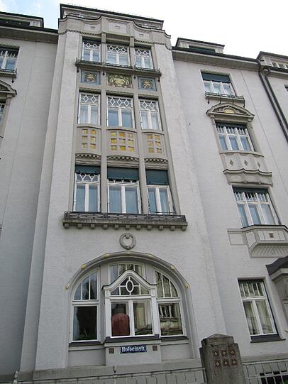 Besonders sehenswert: Die Holbeinstraße. Hier reiht sich ein Jugenstil-Kleinod an das andere.