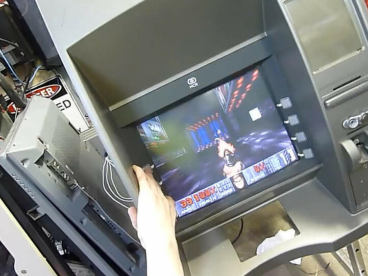 Australische Hacker haben "Doom" auf diesem Bankautomaten installiert