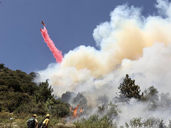Feuerwehrleute kämpfen mit Unterstützung von Löschflugzeugen gegen den Waldbrand im Bezirk Riverside County.