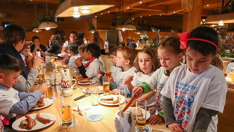 Giesinger Kinder essen Würstl in der Wildstuben.
