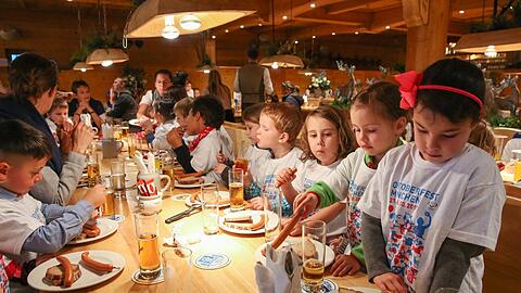 Giesinger Kinder essen Würstl in der Wildstuben.
