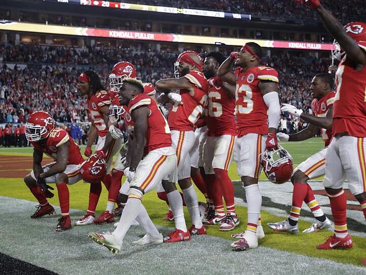 Spieler der Kansas City Chiefs jubeln über ihren Sieg.