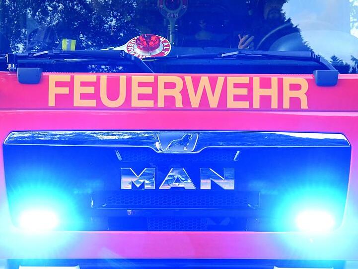 Feuerwehrmänner sitzen in ihrem Fahrzeug. Foto: Carsten Rehder/dpa/Archivbild