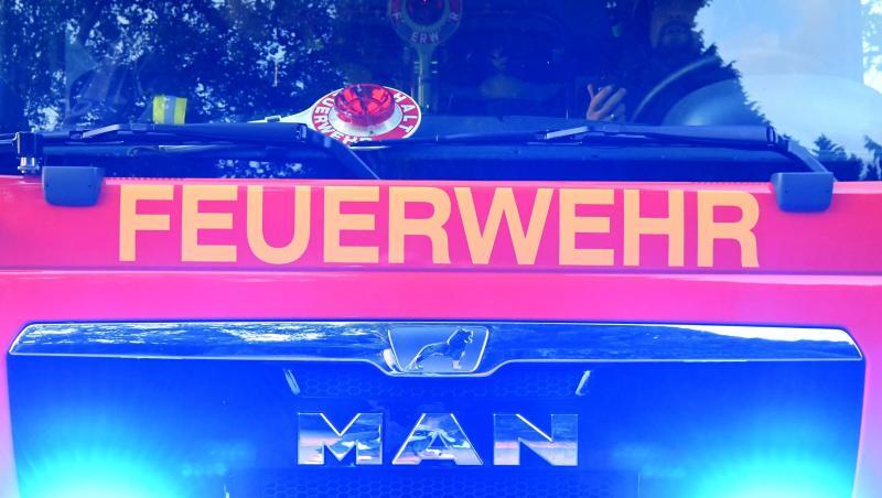 Feuerwehrmänner sitzen in ihrem Fahrzeug. Foto: Carsten Rehder/dpa/Archivbild Feuerwehrmänner sitzen in ihrem Fahrzeug. Foto: Carsten Rehder/dpa/Archivbild