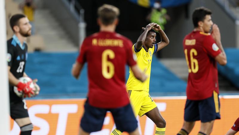 Der Schwede Alexander Isak (M) ist nach seinem Alleingang gegen mehrere Spanier mit seinem Torschuss gescheitert. Der Schwede Alexander Isak (M) ist nach seinem Alleingang gegen mehrere Spanier mit seinem Torschuss gescheitert.
