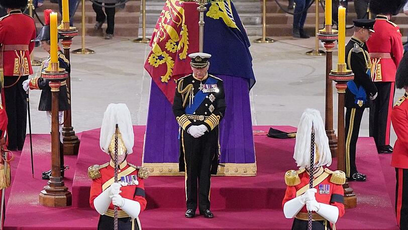 König Charles III. bei der Totenwache. Links ist Prinzessin Anne zu erkennen, rechts Prinz Edward. Prinz Andrew befand sich auf der Rückseite.