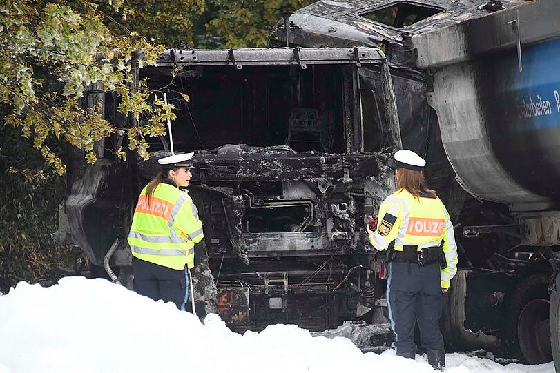 Gegen 7.30 Uhr in der Früh sind auf der Landshuter Allee zwei Lastwagen kollidiert. Nach ersten Informationen ist einer der Fahrer gestorben.