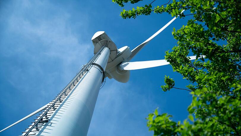 Die Windkraftanlage in Selbitz (Landkreis Hof) wurde 1996 als erstes Bürgerwindrad Bayerns in Betrieb genommen. Ab 2028 werden Teile der Anlage im Deutschen Museum in München ausgestellt.