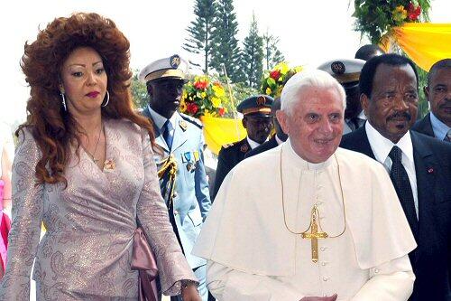 Benedikt XVI. mit Kameruns Präsident Paul Biya (re.) und dessen Frau Chantal