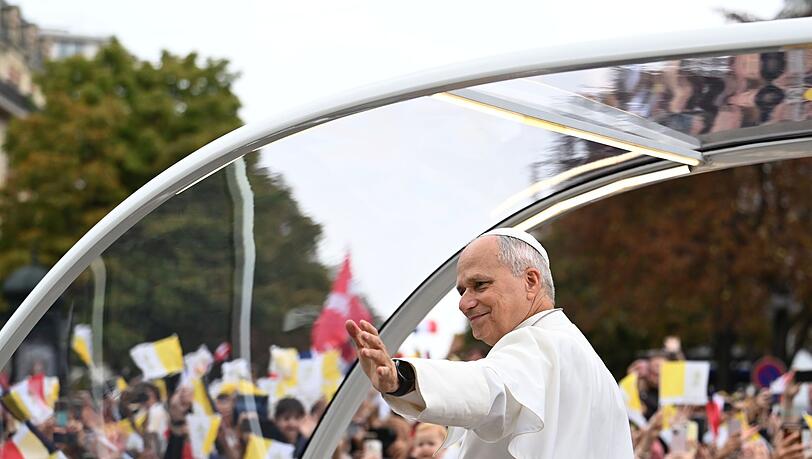 Hunderttausende Menschen sind für die Papstmesse ins Stadtzentrum von Paris gekommen. Hunderttausende Menschen sind für die Papstmesse ins Stadtzentrum von Paris gekommen.
