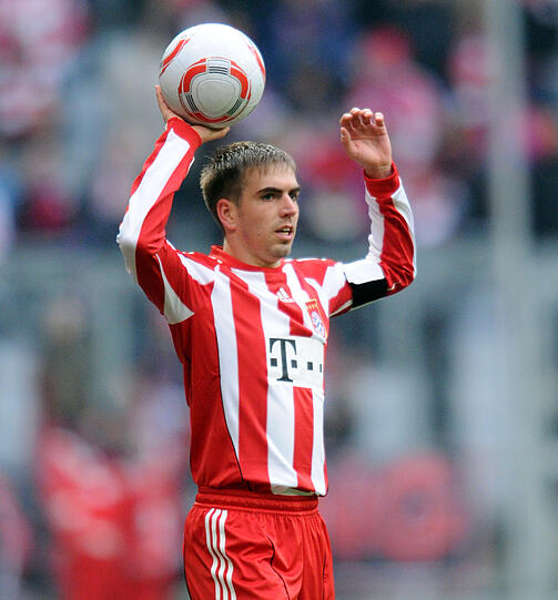 PHILIPP LAHM: Der neue Kapitän sicherte Robben ab, machte aber auch selbst Druck nach vorne. Die Fans erinnerten auf einem Transparent an Ex-Kapitän Mark van Bommel.