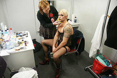 Die letzten Details am Make-up werden fixiert.