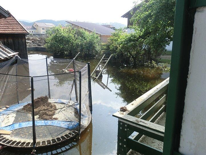 Noch Tage nach dem Dammbruch steht das Wasser im Garten der Familie. Hier der Blick aus dem Küchenfenster.