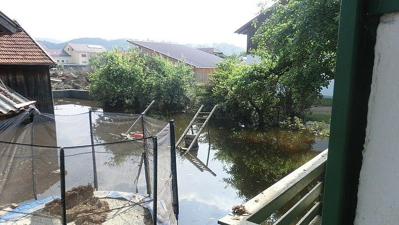 Noch Tage nach dem Dammbruch steht das Wasser im Garten der Familie. Hier der Blick aus dem Küchenfenster. Noch Tage nach dem Dammbruch steht das Wasser im Garten der Familie. Hier der Blick aus dem Küchenfenster.