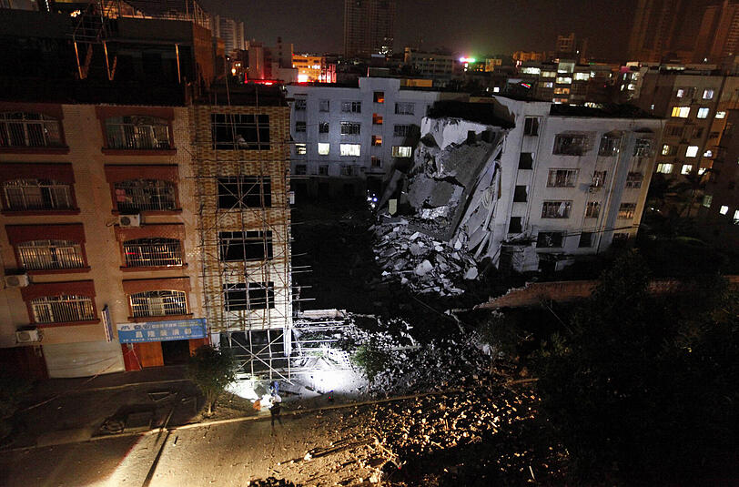 Nach einer Explosion ist eines der Gebäude zum Teil eingestürzt. Bei der Anschlagsreihe in China wurden mindestens sieben Menschen getötet.