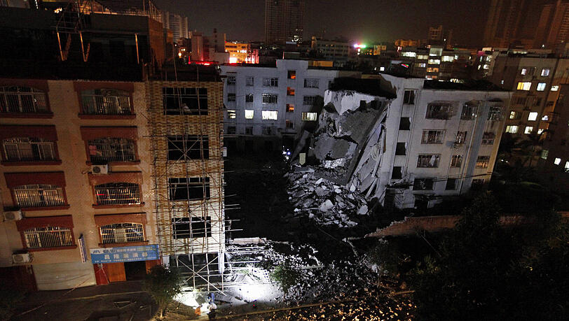 Nach einer Explosion ist eines der Gebäude zum Teil eingestürzt. Bei der Anschlagsreihe in China wurden mindestens sieben Menschen getötet. Nach einer Explosion ist eines der Gebäude zum Teil eingestürzt. Bei der Anschlagsreihe in China wurden mindestens sieben Menschen getötet.