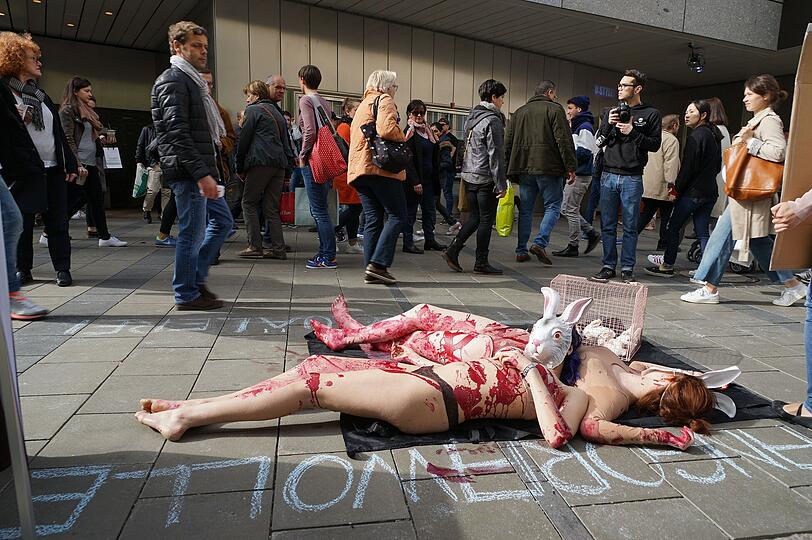 PETA-Protestaktion am Marienplatz: Kaninchenschreie tönen aus Lautsprechern, Aktivisten verdeutlichen das Leid der Tiere.