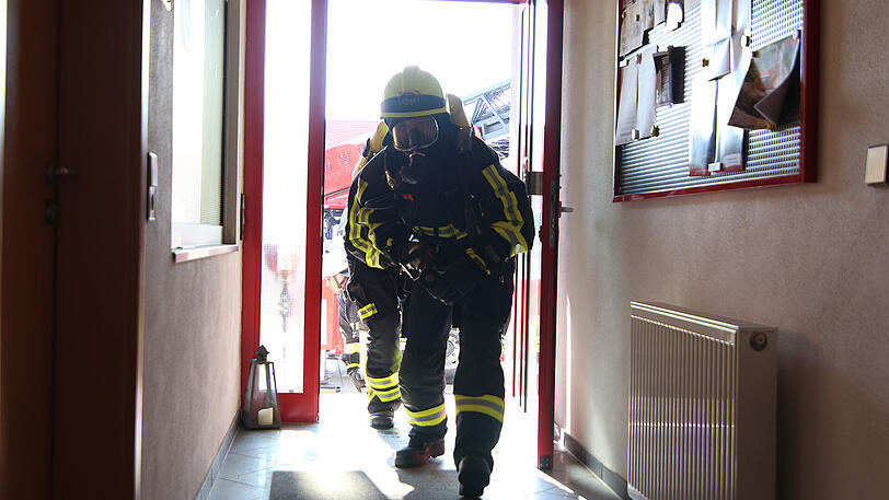 Die Feuerwehr-Übung diente ausschließlich dem Antrag von Sebastian. Seine Liebste Lisa war total überrascht und war bis zuletzt ahnungslos. Die Kameraden hielten dicht.