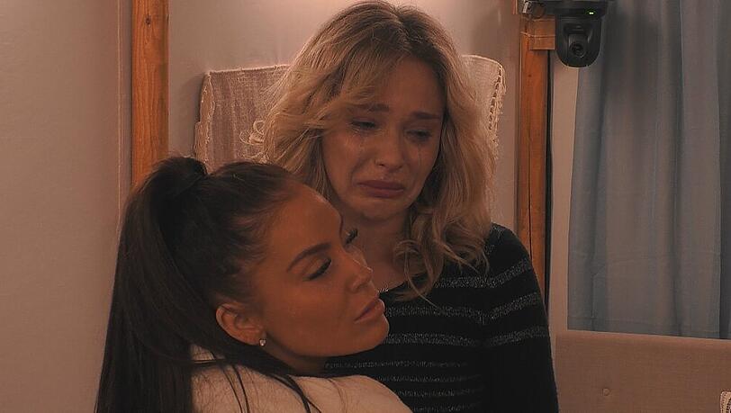Theresia (rechts) geht es nicht gut, Mitstreiterin Janine versucht zu trösten Theresia (rechts) geht es nicht gut, Mitstreiterin Janine versucht zu trösten