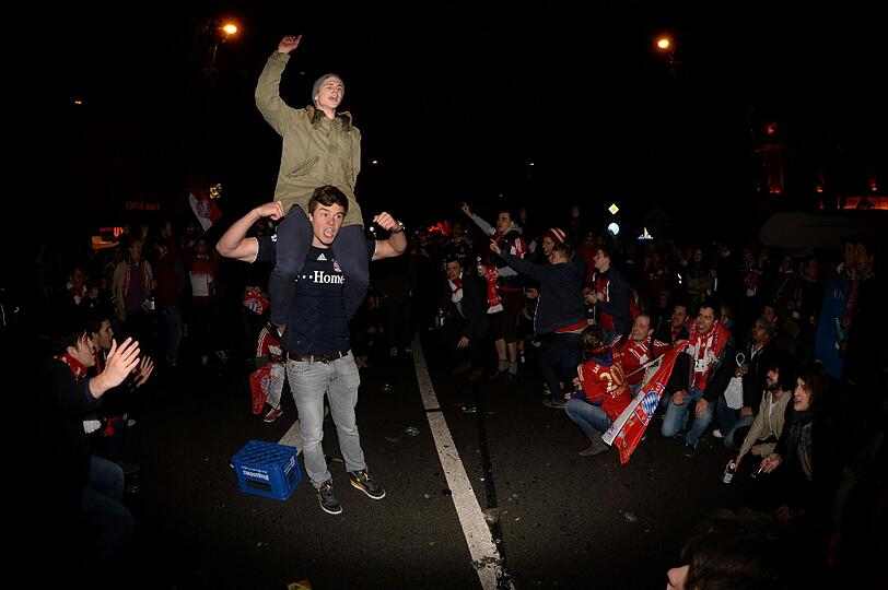 So ausgelassen feiern die Fans auf der Leopoldstraße den Bayern-Sieg. Die Bilder