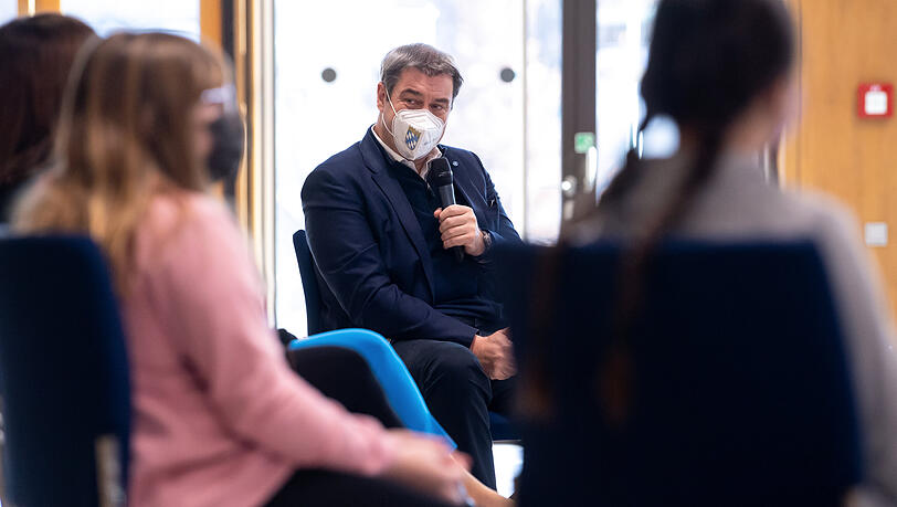 Markus Söder unterhält sich mit Schülern der Jahrgangsstufen 5-10 der Marieluise-Fleißer-Realschule über die Erfahrungen der Schüler in Zeiten der Pandemie.