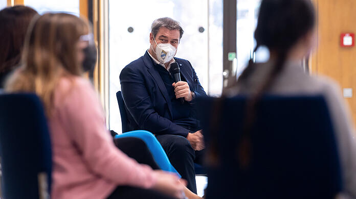 Markus Söder unterhält sich mit Schülern der Jahrgangsstufen 5-10 der Marieluise-Fleißer-Realschule über die Erfahrungen der Schüler in Zeiten der Pandemie.
