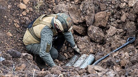 Nicht explodierte, mutmaßlich russische Munition, sol zerstört werden.